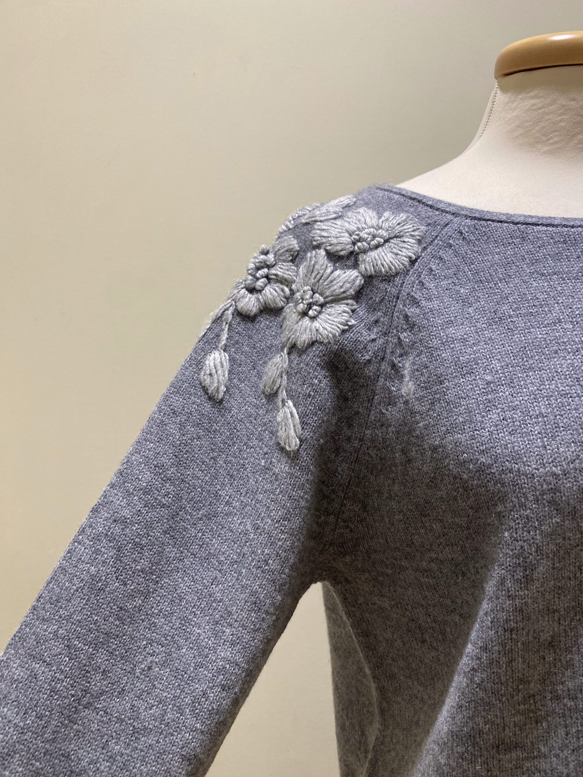 Maglia in pura lana con ricamo floreale Elena Miro' - immagine 3